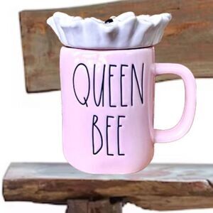 NWT Rae Dunn Gorgeous QUEEN BEE Pink White Yellow Black Mug with Lid Daisy Toppe